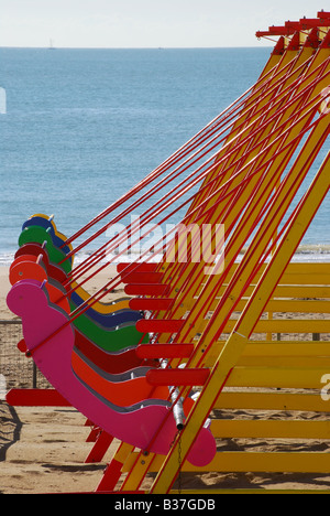 Bunte Shuggie Boote am Strand, Ramsgate Main Sands, Ramsgate, Isle Of Thanet in Kent, England, Vereinigtes Königreich Stockfoto