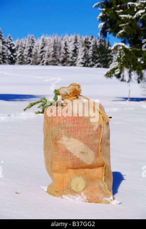 Eine Tasche von Santa Claus in einer verschneiten Landschaft Stockfoto