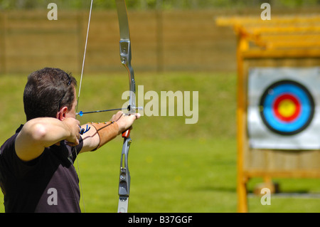 Ein guter Schütze zielt auf ein Ziel. Stockfoto