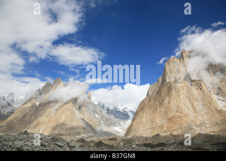 Trango-Türme und Turm der Kathedrale von Baltoro Gletscher, Karakorum, Pakistan. Stockfoto