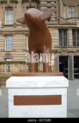 eine Superlambanana außerhalb des Museums in Liverpool, England, Vereinigtes Königreich Stockfoto