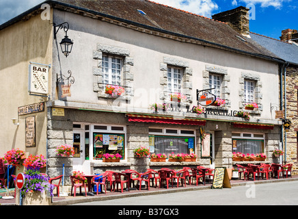Französisches Café bar, mit freien Tischen und Stühlen in Morbihan, Bretagne, Frankreich, Europa Stockfoto