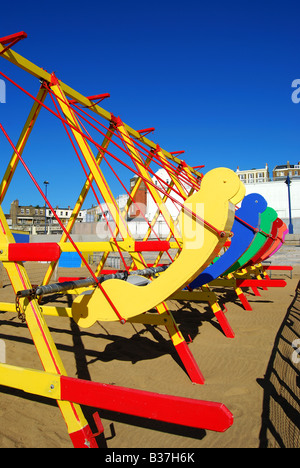 Bunte Shuggie Boote am Strand, Ramsgate Main Sands, Ramsgate, Isle Of Thanet in Kent, England, Vereinigtes Königreich Stockfoto