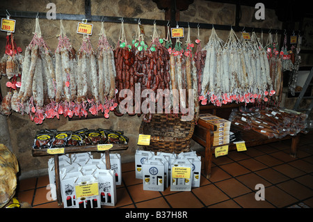 Würstchen geheilt getrocknet geräuchertem Fleisch Schweinefleisch auf den Verkauf in einem Geschäft in Salamanca Spanien Stockfoto