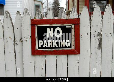 kein Parkplatz Zeichen auf alten weißen Zaun Stockfoto