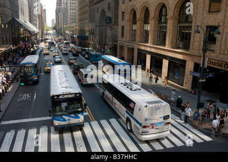 New York NY 16. August 2008 Busse Autos und Taxis bilden Verkehr Midtown East 42nd Street Stockfoto