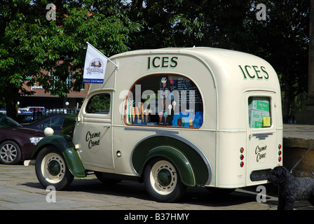 Alten Fordson Eiswagen wiederhergestellt Stockfoto