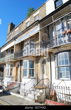 Waterfront Häuser benötigen Renovierung, Ramsgate, Isle Of Thanet in Kent, England, Vereinigtes Königreich Stockfoto