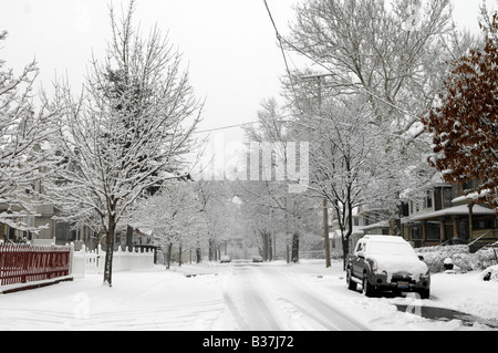 Schnee bedeckt Stadtstraße in Cleveland, Ohio, usa Stockfoto