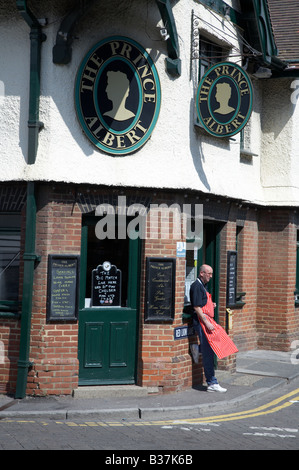 Mann Rauchen außerhalb der traditionellen englischen pub Stockfoto