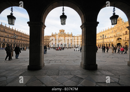 Plaza Mayor Salamanca Spanien gesehen durch die Bögen der Arcade-Leute sind Fuß in den späten Abend Sonnenschein Stockfoto