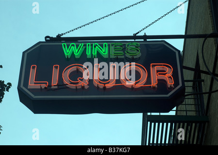 Weine und Spirituosen Leuchtreklame Stockfoto