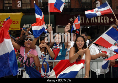 Tausende von Dominikanische Amerikaner und Unterstützern feiern bei der jährlichen Dominikanischen Independence Day Parade in New York City Stockfoto