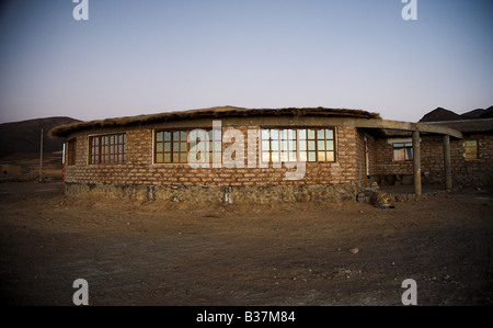 Sonnenaufgang auf das neueste "Salz-Hotel" in der Nähe von Uyuni in Bolivien, wo alles Salz gemacht wird. Stockfoto