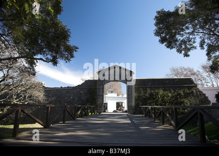 Der alte Eingang zu der alten Stadt Colonia del Sacramento in Uruguay. Stockfoto