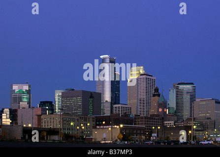 MISCHUNG AUS ALTER UND NEUER ARCHITEKTUR IN DER SKYLINE VON MINNEAPOLIS, MINNESOTA. EINBRUCH DER DUNKELHEIT. Stockfoto
