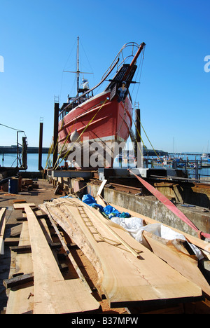Schiffsreparaturen, Royal Harbour Marina, Ramsgate, Isle Of Thanet in Kent, England, Vereinigtes Königreich Stockfoto