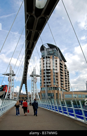 der Millenium Brücke in das Lowry Centre in Salford Quays, Manchester, England, uk Stockfoto