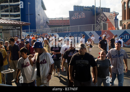 Massen verlassen Shea Stadium in Flushing Queens in New York City am Ende ein Spiel der New York Mets Stockfoto