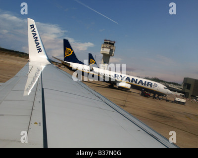Ryanair Boeing 737-800 Flügel zeigt Flügelspitze und andere Ryanair Flugzeuge am Flughafen Girona Stockfoto
