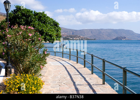 Wanderweg neben Meer Elounda Aghios Nikolaos Lassithi Kreta Griechenland Stockfoto