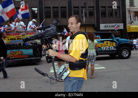 Kameraoperator verwendet eine Steadicam bei der jährlichen Dominikanischen Independence Day Parade in New York City auf der Sixth Avenue am 10. August 2008 Stockfoto