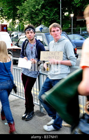 Zwei Männer halten Plakate bitten um Tickets zu kaufen für das Reading Festival auf Richfield Avenue, Reading, UK Stockfoto