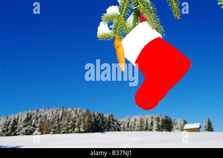 Santa Claus Weihnachten Boot für Geschenke außerhalb in einer verschneiten Landschaft Stockfoto