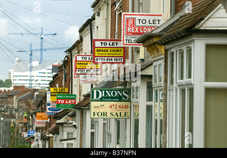 Für Verkauf und Schilder an Häusern in Selly Eiche Birmingham zu lassen. Stockfoto