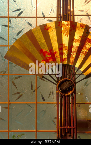 Handgemachte Gold Falten Fan mit Herbst-Thema auf dem Display in Kyoto Schaufenster Stockfoto