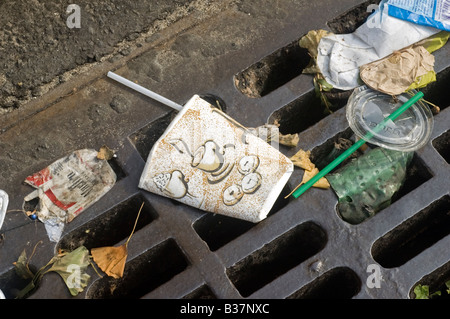Nahaufnahme von zerkleinerten Kaffeetasse auf Gully Stockfoto