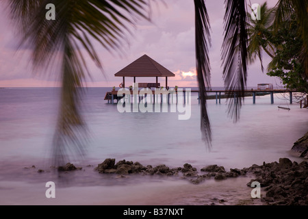Sonnenuntergang hinter Steganlage auf tropischen Resort auf den Malediven in der Nähe von Indien Stockfoto