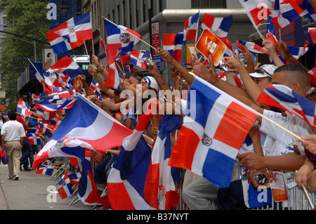 Tausende von Dominikanische Amerikaner und Unterstützern feiern bei der jährlichen Dominikanischen Independence Day Parade in New York City Stockfoto