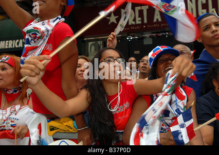 Tausende von Dominikanische Amerikaner und Unterstützern feiern bei der jährlichen Dominikanischen Independence Day Parade in New York City Stockfoto