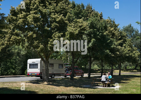 Paar und ihre Wohnwagen auf einer Picknickbank in ein Autobahn-Rastplatz an der A6 nördlich von Lyon, Frankreich Stockfoto