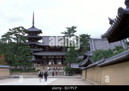 Haupteingang Tor und fünfstöckige Pagode des Horyuji-Tempel in der Nähe von Nara die ältesten Holzbauten in Japan Stockfoto