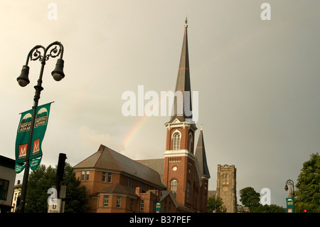 North Adams ist die Heimat von Mass MoCA und viele Kirchtürme und einen Regenbogen an einem Sommernachmittag Stockfoto