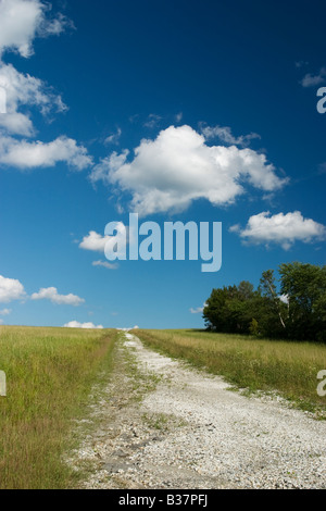 Ein Kiesweg führt an der Spitze des Hügels an einem Sommertag Stockfoto