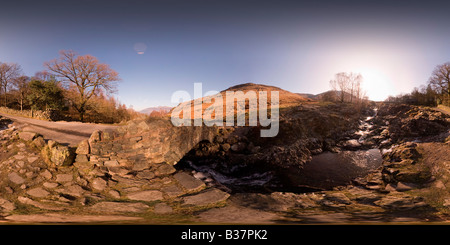 360-Grad-Panoramablick über Ashness Brücke in Cumbria in The Lake District Stockfoto