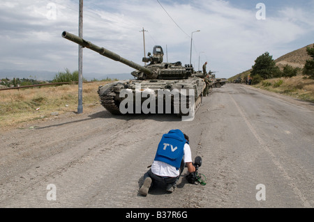 TV-Kameramann in einer Schutzflakjacke mit der Aufschrift „Presse“, der während des russisch-georgischen Krieges in Georgien russische Truppen in der Nähe der Stadt Gori filmte Stockfoto