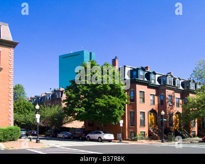 Stadthäuser in Warren Avenue im Süden Ende von Boston, Massachusetts, mit dem Hancock Tower in der Ferne Stockfoto