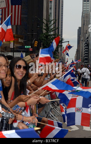 Tausende von Dominikanische Amerikaner und Unterstützern feiern bei der jährlichen Dominikanischen Independence Day Parade in New York City Stockfoto