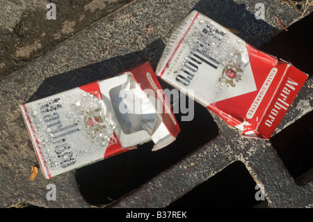 Leere Schachteln Marlboro Zigaretten ist auf der Straße in New York NY weggeworfen Stockfoto