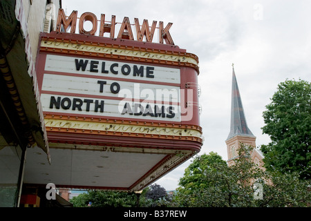 Ein altes Theater Festzelt empfängt die Besucher in North Adams Haus von Mass MoCA und viele Kirchtürme Stockfoto