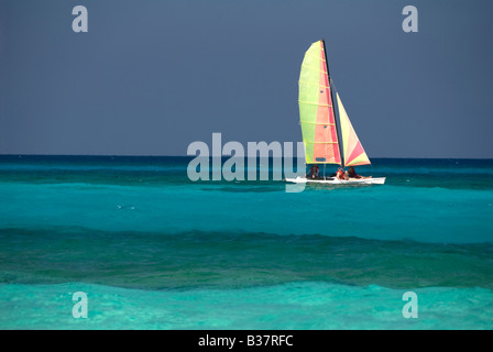 Eine Seenlandschaft mit einem Segel-Katamaran Stockfoto
