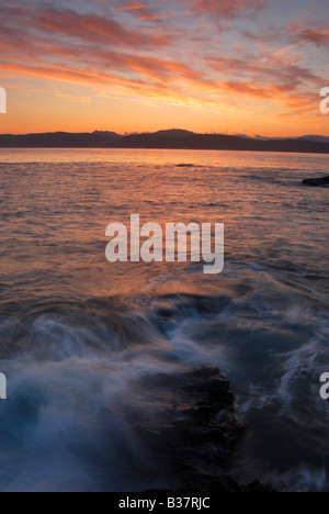 Firth of Lorn und Isle of Mull bei Sonnenuntergang gesehen von Easdale, Schiefer Isles, Argyll, Schottland, Großbritannien. Stockfoto