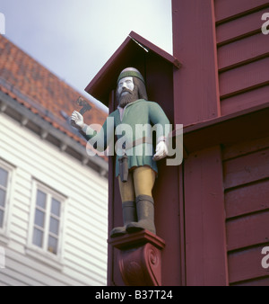 Geschnitzte und bemalte Holzfigur Jakobs auf eine alte Holz Wasser Lager, Jacobsgården, Bergen, Hordaland, Norwegen. Stockfoto