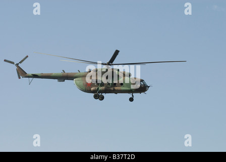 Mi-24 Hind russischen militärischen Hubschrauber fliegen in den Himmel Stockfoto