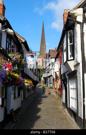 Schmale Gasse und Pfarrkirche der St.Michaels, Church Lane, Ledbury, Herefordshire, England, Vereinigtes Königreich Stockfoto