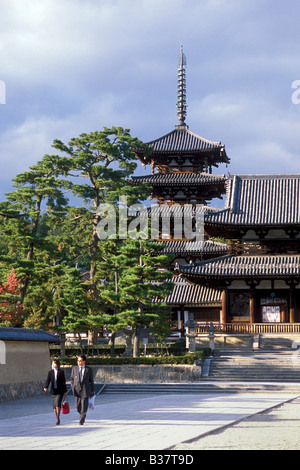 Haupteingang Tor und fünfstöckige Pagode des Horyuji-Tempel in der Nähe von Nara die ältesten Holzbauten in Japan Stockfoto